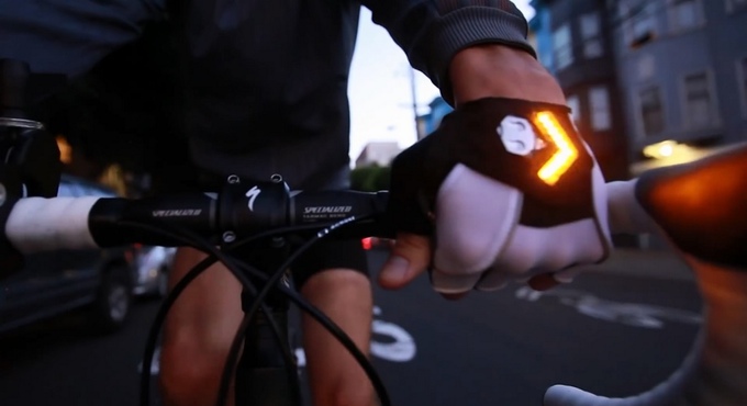 自転車乗りがクルマやバイクなどから身を守るウィンカー付きのグローブ「Zackees Turn Signal Gloves」とは